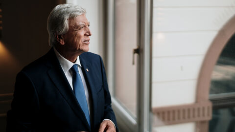 Ministerpräsident Bouffier schaut aus dem Fenster