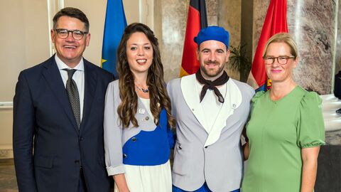 Ministerpräsident Boris Rhein mit seiner Frau Tanja Raab-Rhein und das Hessentagspaar; Natalie Reining und Simon Schmitz.
