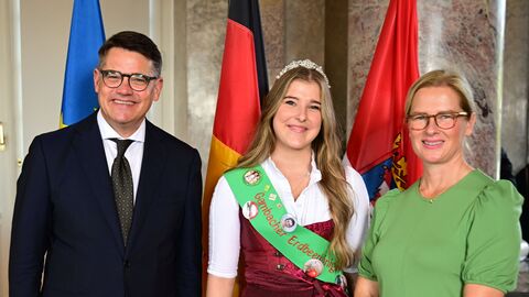 Ministerpräsident Boris Rhein mit seiner Frau Tanja Raab-Rhein und die Gambacher Erdbeerkönigin Lisa II.; Lisa Marie Kaiser.