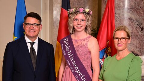 Ministerpräsident Boris Rhein mit seiner Frau Tanja Raab-Rhein und die Heideblütenprinzessin Lina I., Lina Backhaus