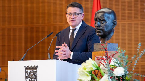 Ministerpräsident Boris Rhein bei der Verleihung der Wilhelm-Leuschner-Medaille