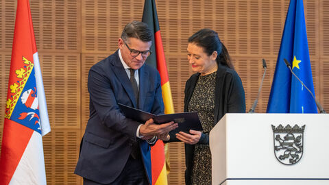 Ministerpräsident Boris Rhein übergibt Wilhelm-Leuschner-Medaille stellvertretend an Fritz Bauers Großnichte Marit Tiefenthal. Ministerpräsident Boris Rhein übergibt Wilhelm-Leuschner-Medaille stellvertretend an Fritz Bauers Großnichte Marit Tiefenthal.