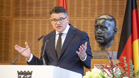 Festakt zur Verleihung der Wilhelm-Leuschner-Medaille an Fritz Bauer Festakt zur Verleihung der Wilhelm-Leuschner-Medaille an Fritz Bauer