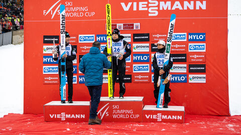 Ministerpräsident Rhein gratuliert Yuki Ito zu ihrem Sieg beim Skisprung-Weltcup in Willingen.