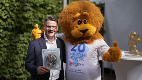 Ministerpräsident Boris Rhein (links) und ein Löwen-Maskottchen
