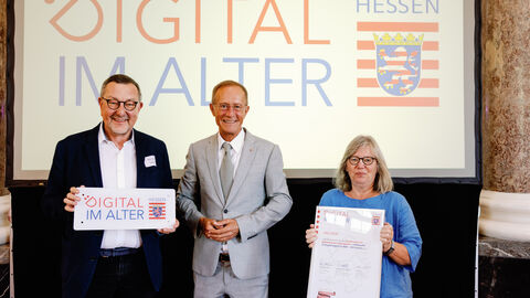 Der Chef der Hessischen Staatskanzlei, Staatsminister Axel Wintermeyer, hat die Arbeiterwohlfahrt Kreisverband Darmstadt Stadt e.V. beim 2. Di-Lotsen-Tag in Wiesbaden als Di@-Lotsen-Stützpunkt begrüßt und ihnen die Urkunde überreicht.