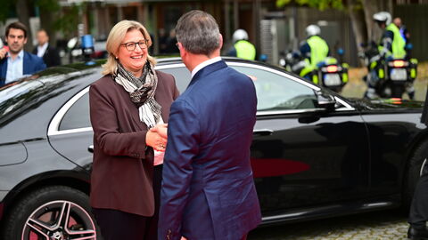 Vorfahrt von Ministerpräsidentin Anke Rehlinger (links) und Begrüßung durch den Hessischen Ministerpräsidenten Boris Rhein (rechts)