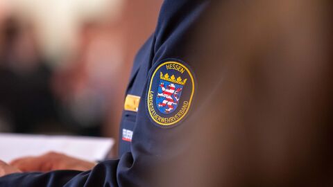 Nahaufnahme eines Aufnähers am Oberarm. Dabei handelt es sich um Landesfeuerwehrverband Hessen