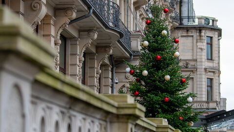 Weihnachtsbaum mit roten und weißgoldenen Kugeln auf dem Staatskanzlei-Gebäude