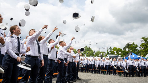 Zur Feier ihrer Vereidigung auf dem Hessentag werfen rund 700 Kommissaranwärterinnen und -anwärter ihre Mützen in die Luft Zur Feier ihrer Vereidigung auf dem Hessentag werfen rund 700 Kommissaranwärterinnen und -anwärter ihre Mützen in die Luft