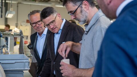 Ministerpräsident Boris Rhein und Prof. Bernd Kracke lassen sich die Arbeit in der Höchster Porzellanmanufaktur zeigen. Ministerpräsident Boris Rhein und Prof. Bernd Kracke lassen sich die Arbeit in der Höchster Porzellanmanufaktur zeigen.