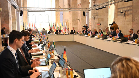 Viele Menschen in einer Besprechung