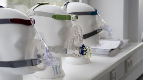 Drei künstliche Kopf-Attrappen mit jeweils einer Beatmungs-Maske