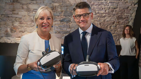 Ministerpräsident Boris Rhein und Digitalministerin Sinemus mit VR-Brillen