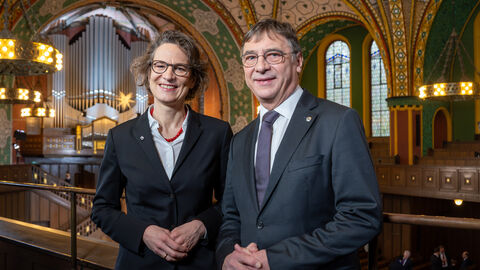 Wechsel an der Spitze der EKHN: Die neue Kirchenpräsidentin Christiane Tietz (links) folgt auf Volker Jung (rechts).
