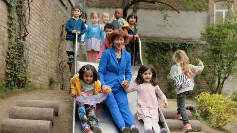 Sozialministerin Hofmann mit Kindern der Kindertagesstätte „Scharnhorststraße“ in Wiesbaden