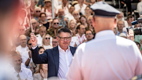 Ministerpräsident Boris Rhein greift auch selbst zum Taktstock. Ministerpräsident Boris Rhein greift auch selbst zum Taktstock.