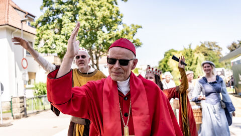Der Hessentagsumzug hat den Segen von oben.