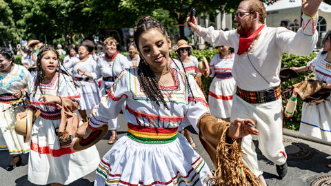 Viele Gruppen erfreuen die Besucherinnen und Besucher mit Tanzeinlagen. Viele Gruppen erfreuen die Besucherinnen und Besucher mit Tanzeinlagen.
