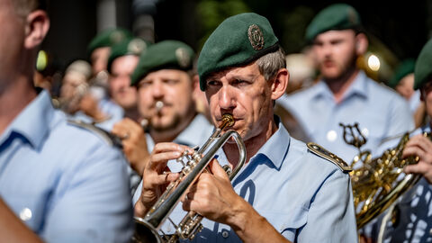 Auch das Heeresmusikkorps Kassel spielt auf. Auch das Heeresmusikkorps Kassel spielt auf.