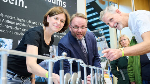 Wissenschaftsminister Timon Gremmels bei "The universe in the lab"