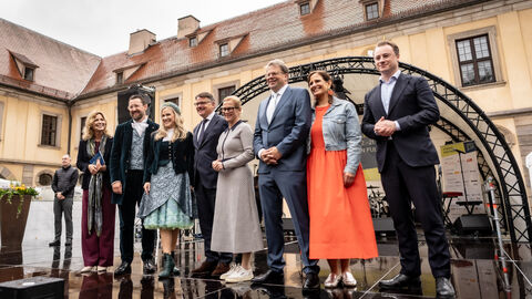 „FD – Foll Hessisch“ — unter diesem Motto ist der 63. Hessentag in Fulda gestartet: Ministerpräsident Boris Rhein eröffnete am Freitag das älteste und größte Landesfest Deutschlands gemeinsam mit Fuldas Oberbürgermeister Dr. Heiko Wingenfeld. 