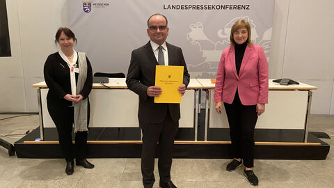 (v. l. n. r.): Christina Kreis (ständige Vertreterin des Generalstaatsanwalts), Torsten Kunze (Leiter der Generalstaatsanwaltschaft Frankfurt ) und Justizministerin Eva Kühne-Hörmann 