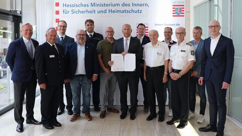 Innenminister Roman Poseck mit Vertretern aus allen Bereichen der Einsatzkräfte.