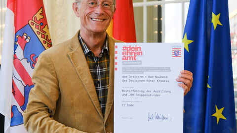 Staatsminister Axel Wintermeyer mit dem Förderbescheid für das Deutsche Rote Kreuz in Bad Nauheim