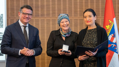 Der Hessische Ministerpräsident Boris Rhein hat Fritz Bauer posthum mit der Wilhelm-Leuschner-Medaille geehrt. Die beiden in Schweden lebenden Großnichten Bauers, Marit Tiefenthal und Pernilla Öhman, nahmen die höchste Auszeichnung des Landes Hessen stellvertretend entgegen. (v.l.n.r: Boris Rhein, Pernilla Öhman, Marit Tiefenthal) v.l.n.r: Boris Rhein, Pernilla Öhman, Marit Tiefenthal