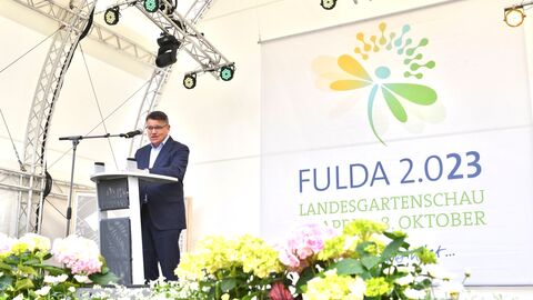 Ministerpräsident Rhein am Rednerpult bei der Eröffnung der Landesgartenschau Fulda 2023