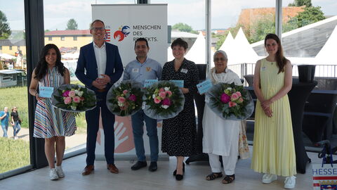 Gruppenfoto unter anderem mit Sozial- und Integrationsminister Kai Klose (2.v.l.) sowie den vier mit der seit 2017 von der Landesregierung vergebenen Würdigung „Menschen des Respekts“ ausgezeichneten Menschen: Marina Homsi (1.v.l.), Olga Royak (3.v.r.), Perminder Kaur Jasuja (2.v.r.) sowie Peyman Maleki (3.v.l.)