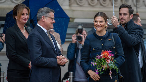 Ministerpräsident Rhein und Kronprinzessin Victoria von Schweden Ministerpräsident Rhein und Kronprinzessin Victoria von Schweden stehen draußen nebeneinander. Sie hält außerdem einen Blumenstrauß in der Hand.