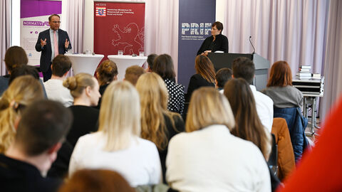 Minister Gremmels im Gespräch mit Studierenden.