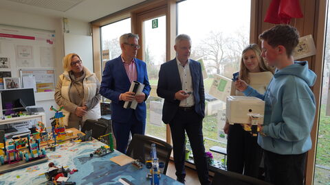 v.l.n.r.: Birgit Heitland, Landtagsabgeordnete Christian Engelhardt, Landrat Dr. Manuel Lösel, Staatssekretär für Kultus, Bildung und Chancen mit einer Schülerin und einem Schüler