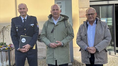 Polizeipräsident Michael Tegethoff, Innenminister Roman Poseck und Bürgermeister Dag Wehner