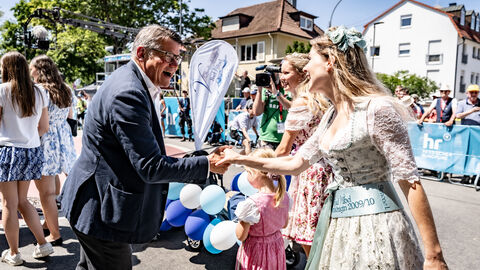 Ministerpräsident Boris Rhein begrüßt viele Majestäten.