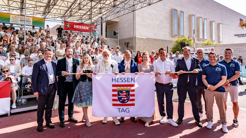 Traditionelle Fahnenübergabe auf dem Hessentag Traditionelle Fahnenübergabe auf dem Hessentag