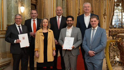 Zu sehen sind von links nach rechts: Wiesbadens Oberbürgermeister Gert-Uwe Mende, Hessens Finanzminister Professor Dr. R. Alexander Lorz, Intendantin Dorothea Hartmann, Innenminister Professor Dr. Roman Poseck, Wirtschaftsminister und stellvertretender Ministerpräsident Kaweh Mansoori, Fuldas Landrat Bernd Woide und Hofbiebers Bürgermeister Markus Röder. 
