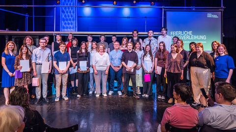 Die Preisträgerinnen und Preisträger des Schreibwettbewerbs des Jungen Literaturforums Hessen-Thüringen auf der Bühne
